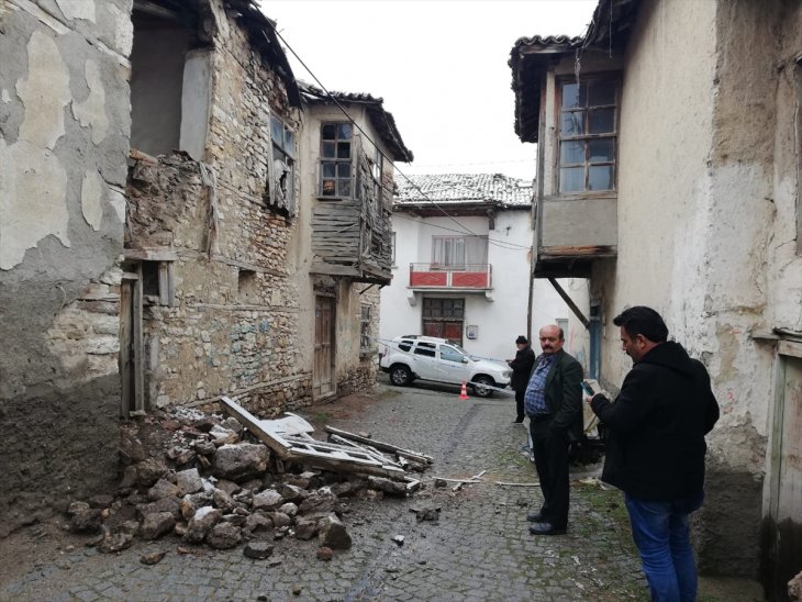 Yağmurun etkili olduğu Konya'da tescilli yapının dış cephe duvarı çöktü