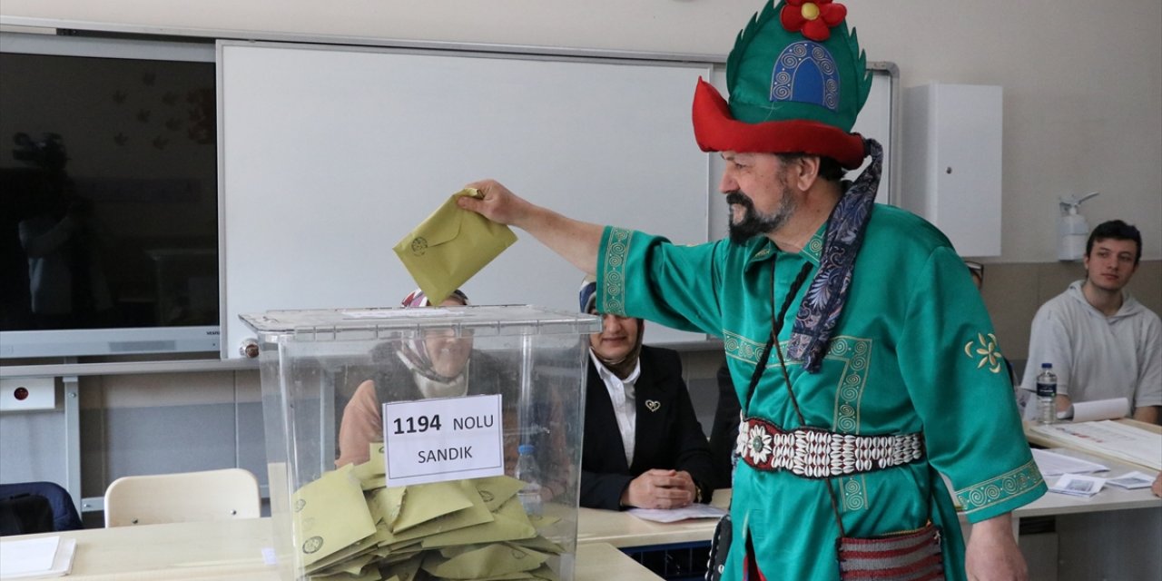 Türkiye'den seçim manzaraları! Oy kullanmaya böyle gittiler