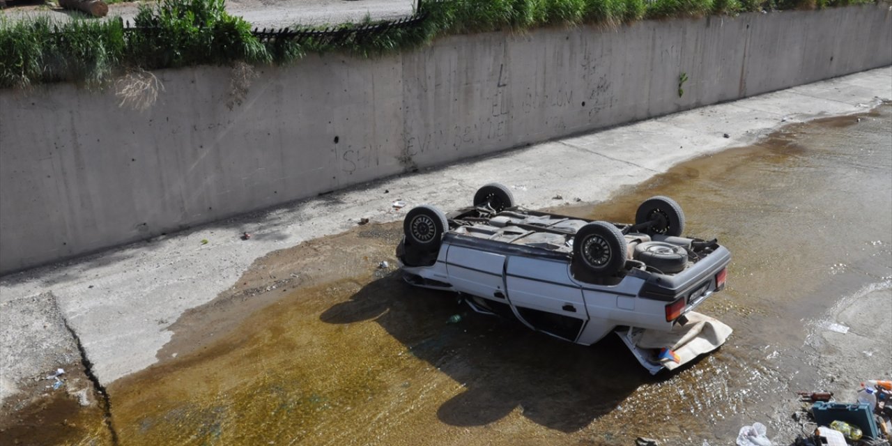 Konya'da otomobil kanala düştü, ekipler seferber oldu