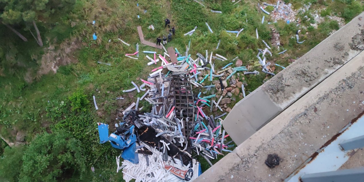 60 metrelik viyadükten dere yatağına düşen TIR’ın sürücüsü öldü