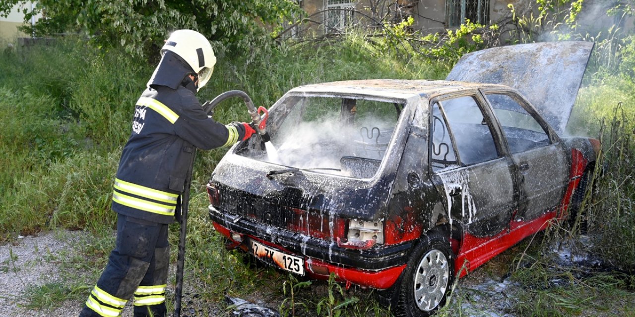 Konya’da park halindeki otomobilden alevler yükseldi