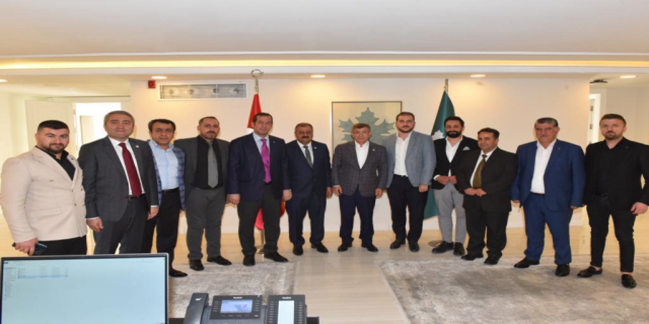 En yakınındaki isim de Davutoğlu’nu terk etti