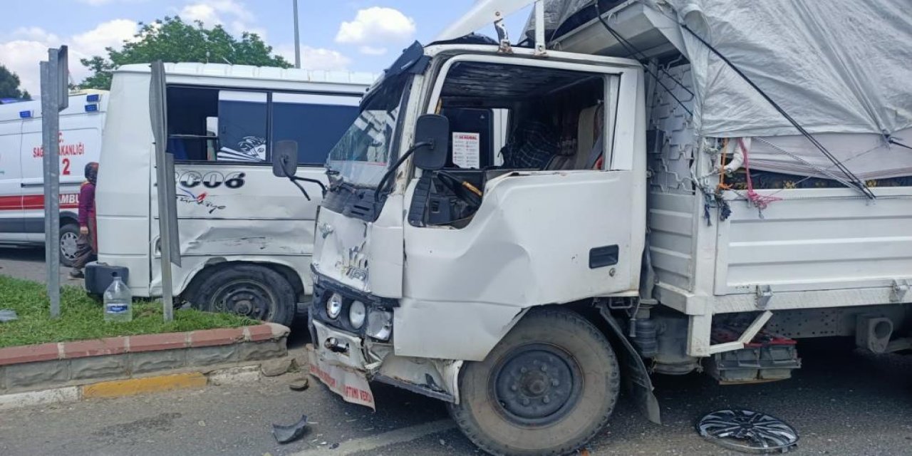 Tarım işçilerini taşıyan minibüs ile kamyonet çarpıştı: 9 yaralı