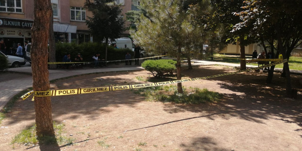 Parkta husumetlisine ateş açtı: 2 yaralı