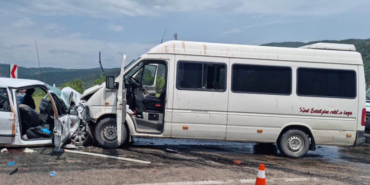 Öğrenci servisi ile otomobil çarpıştı: 1 ölü, 11 yaralı