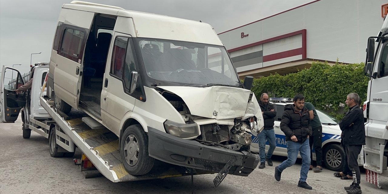 İki işçi servisi çarpıştı: 6 yaralı