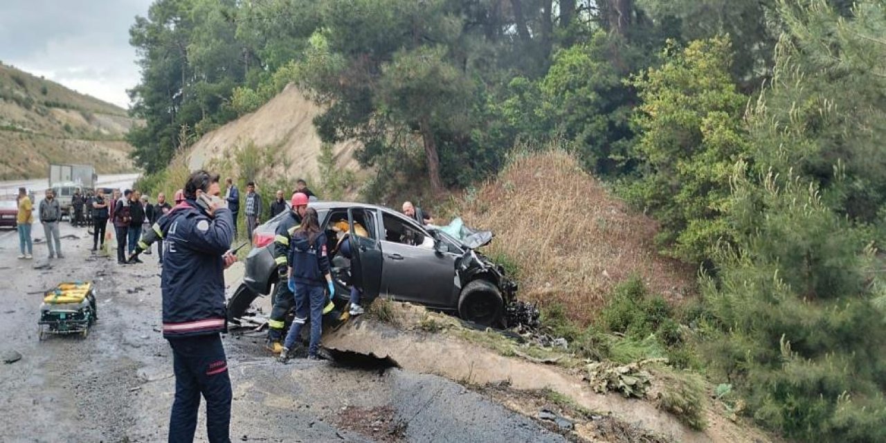 TIR’ın çarptığı otomobildeki bir aile yok oldu: 2’si çocuk 4 kişi öldü