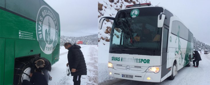 Konya’da futbolcular karlı yolda mahsur kaldı