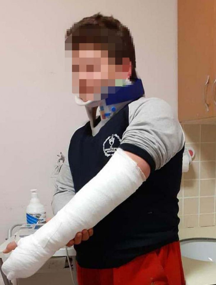 Anne ve babası tarafından darbedilip sokağa atıldığı iddiası