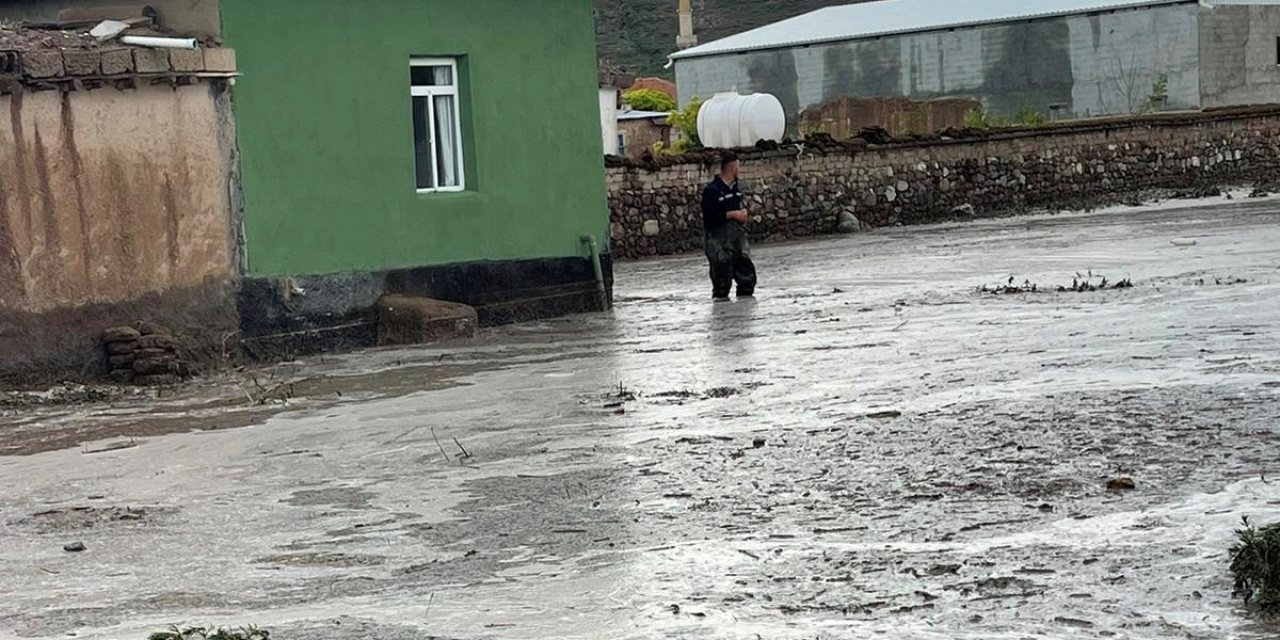 Konya’da etkili olan sağanak nedeniyle dere taştı, ev ve iş yerlerini su bastı