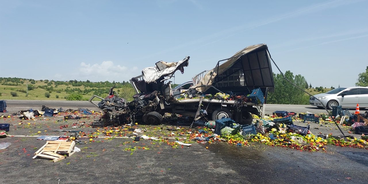 TIR ile çarpışan kamyonet bu hale geldi: 1 ölü, 1 yaralı!