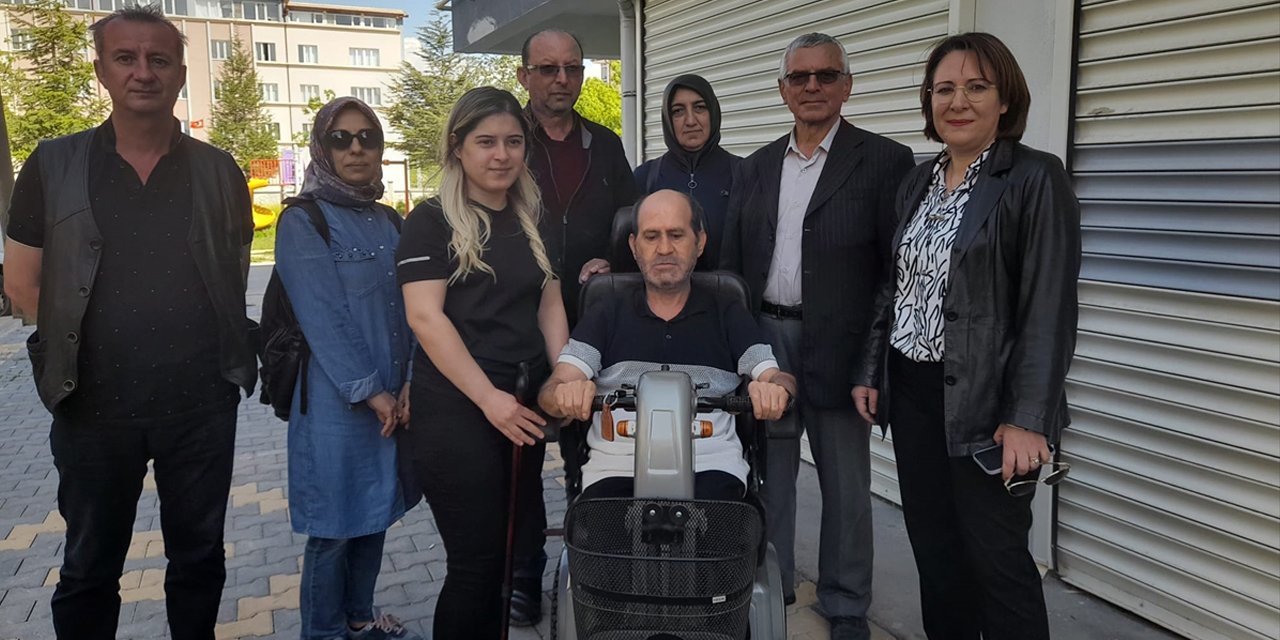 Konya’da engelli bir vatandaşa akülü araç hediye edildi