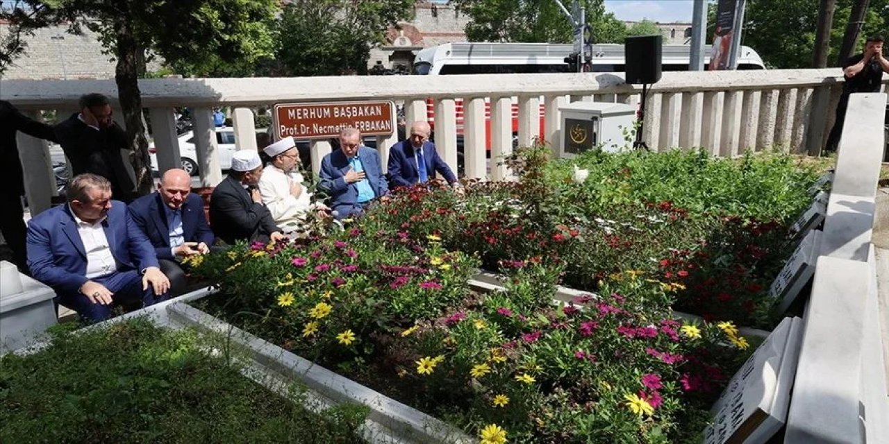 Cumhurbaşkanı Erdoğan, Turgut Özal ve Necmettin Erbakan'ın kabirlerini ziyaret etti