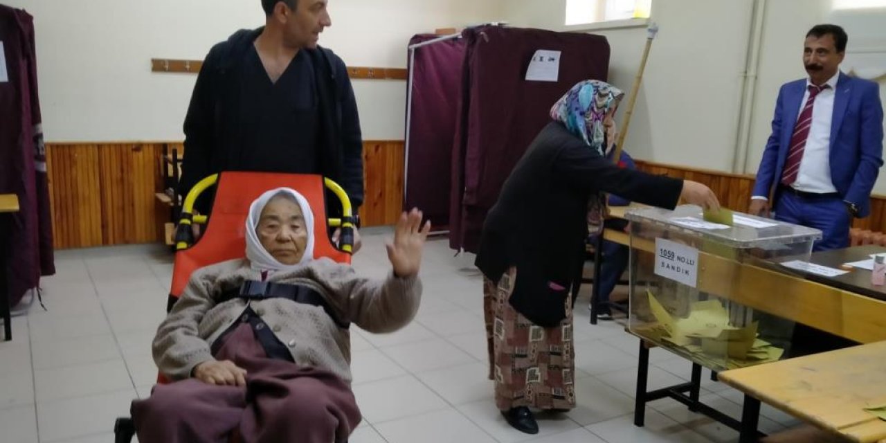 Konya’da 82 yaşındaki yatalak hasta oy kullanmaya ambulansla geldi