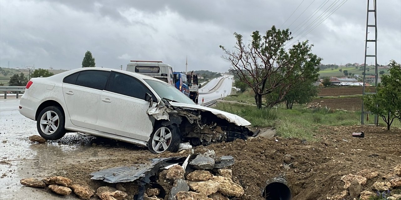 Otomobil tarlada park halindeki araca çarptı: 3 yaşındaki çocuk öldü