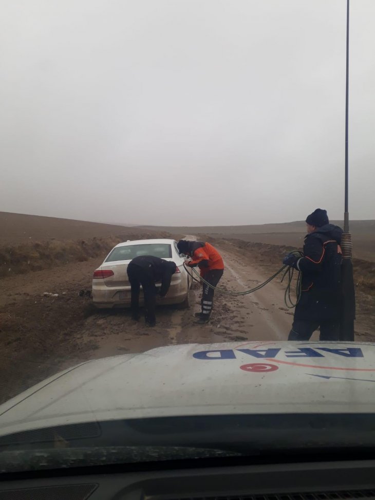 Konya yolunda çamura saplanan otomobili AFAD kurtardı