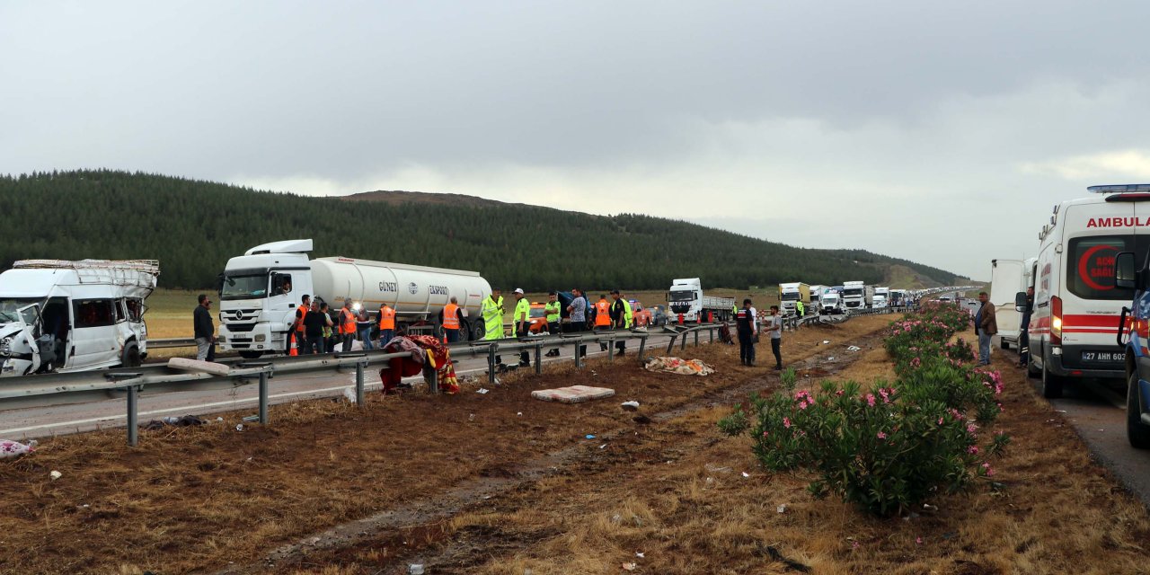 3 TIR, minibüs ve hafif ticari araç birbirine girdi: 2 ölü, 20 yaralı