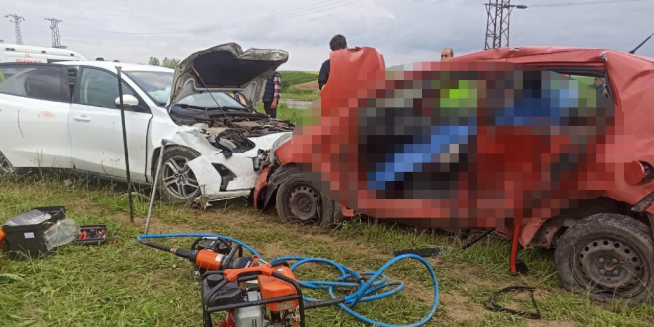 İki otomobil kafa kafaya çarpıştı: 1 ölü, 4 yaralı