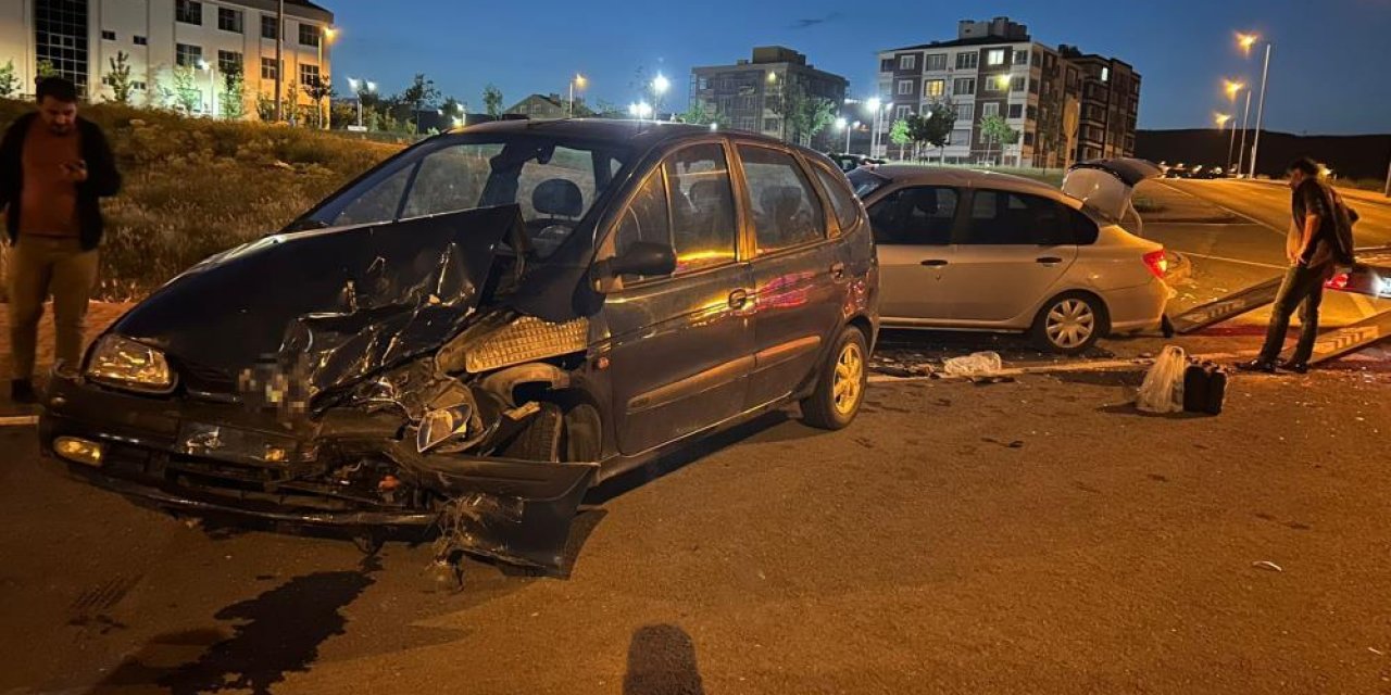 Otomobiller çarpıştı: 7 yaralı