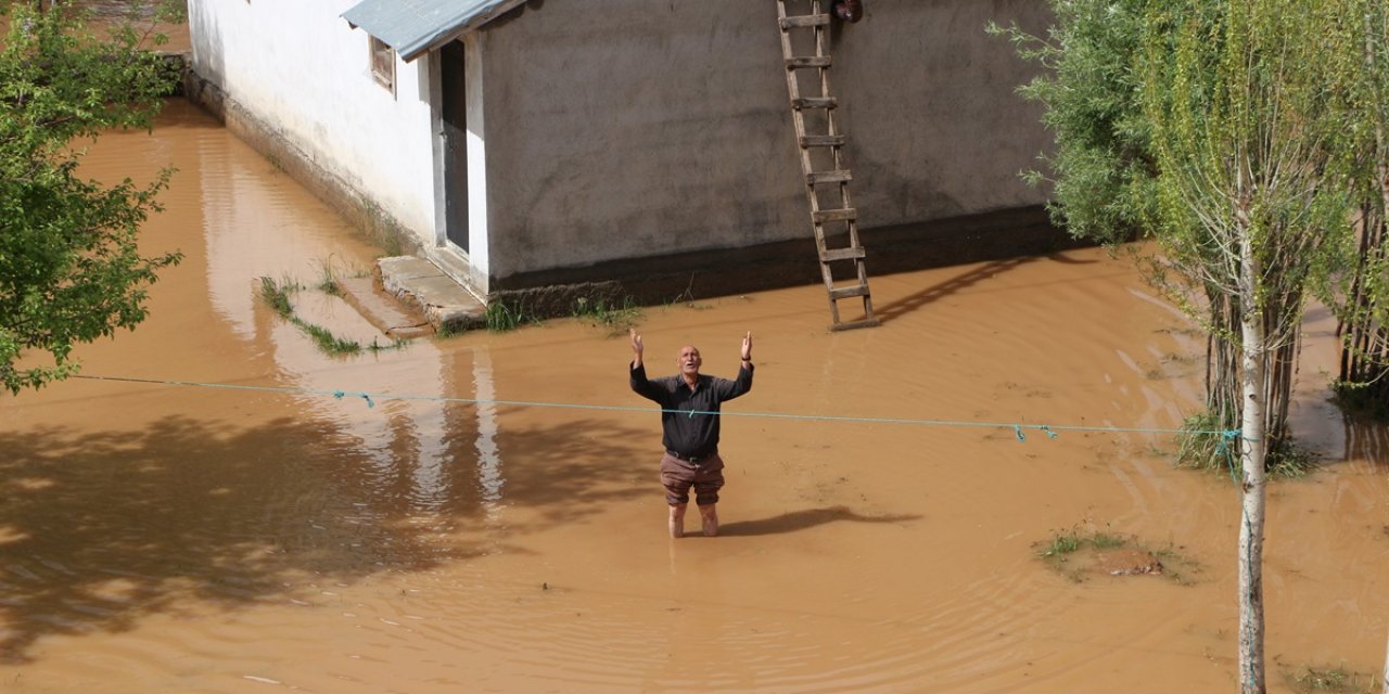 Sağanak yağış köyü göle çevirdi, ev ve ahırları su bastı