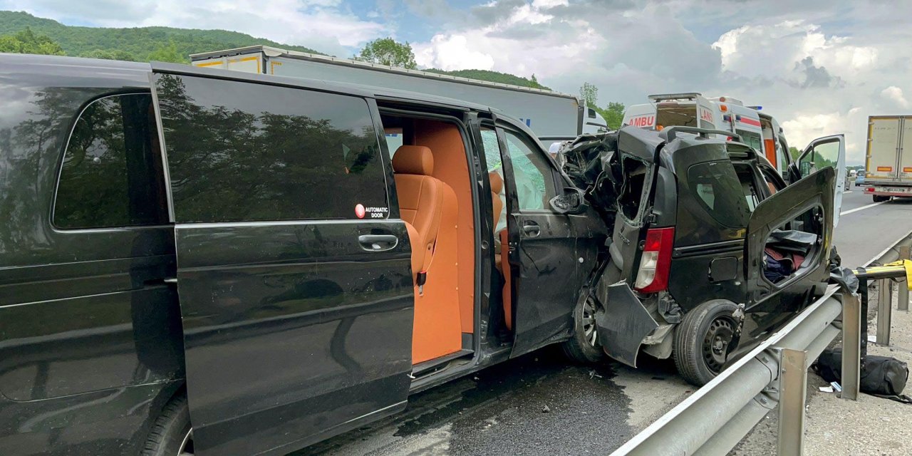 Minibüs, emniyet şeridindeki araca çarptı: 2 ölü, 2 yaralı