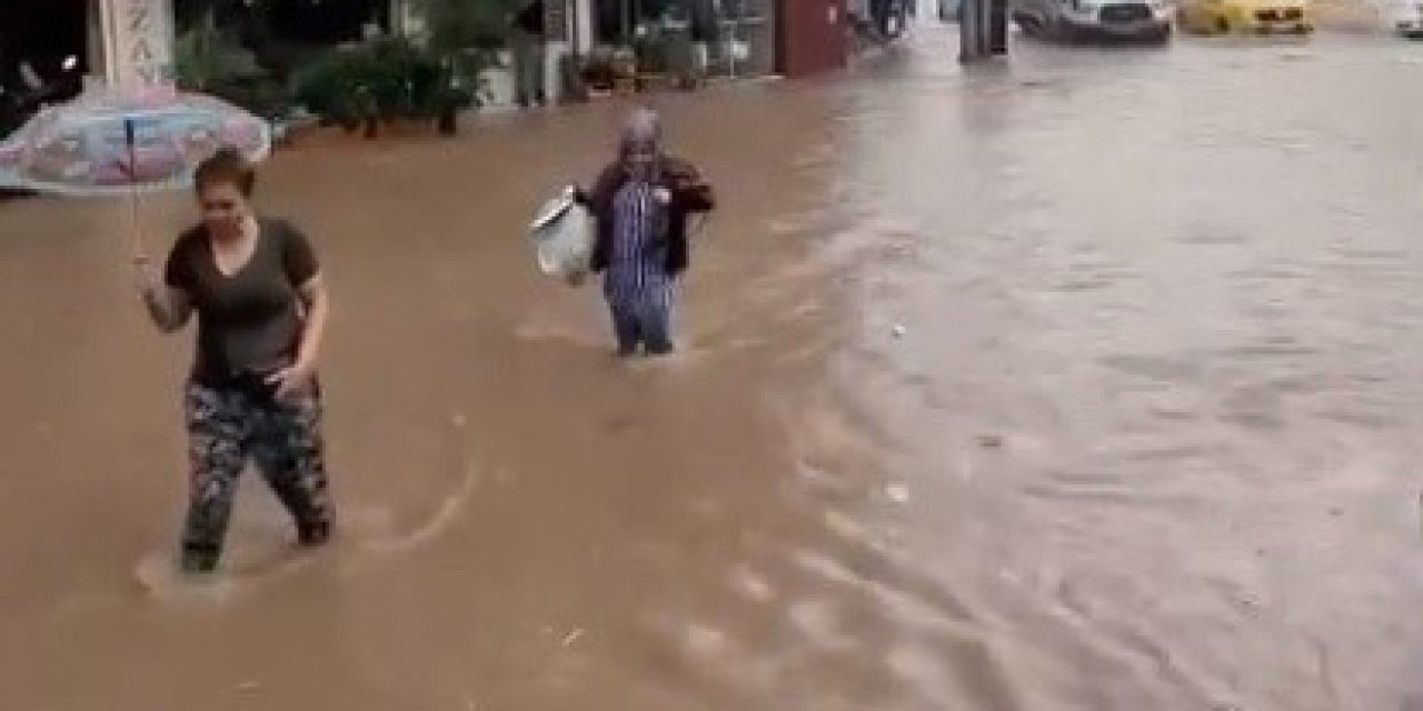 İzmir’de sel: Caddeler suyla doldu, bazı iş yerlerini su bastı