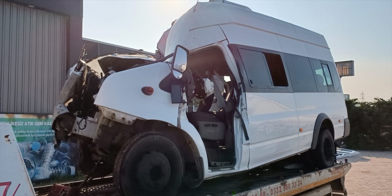 Sporcuların olduğu minibüs kamyonla çarpıştı, 1 kişi öldü, 16 kişi yaralandı