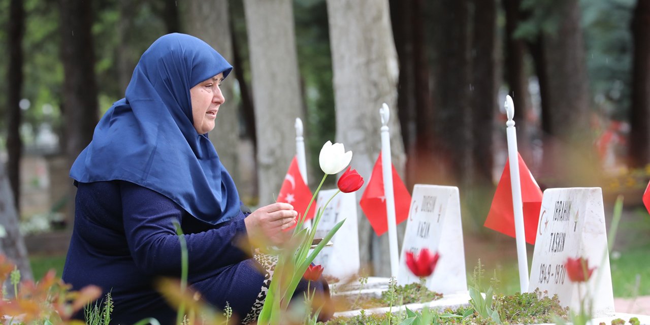 53 yıl sonra hüzünlü ziyaret! Şehit babasının Konya’daki kabrinde dua etti