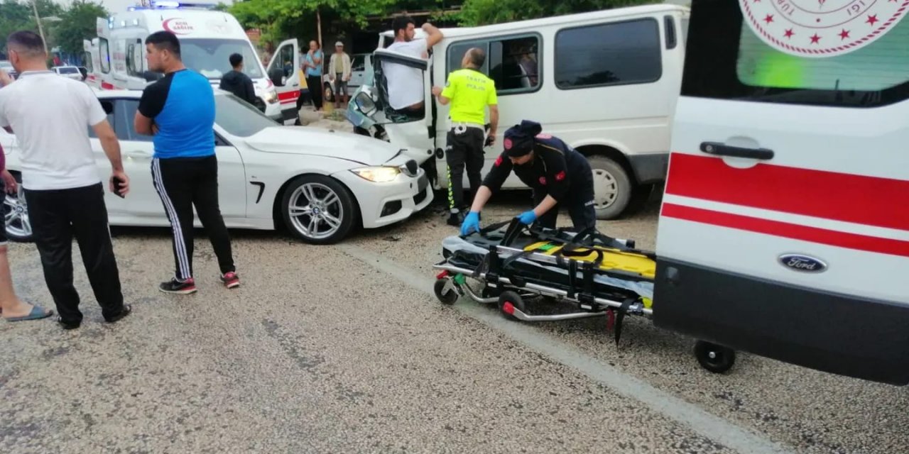 Otomobil ile işçi servisi çarpıştı: 1 ölü, 9 yaralı