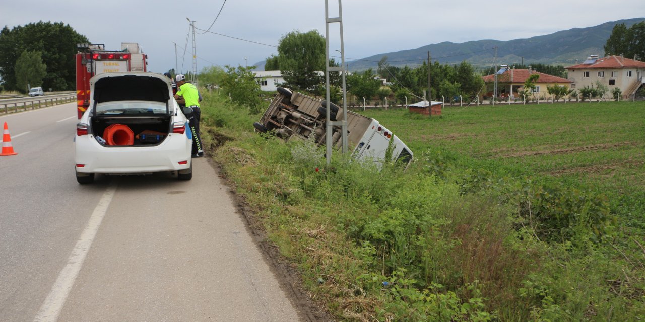 Tarım işçilerini taşıyan midibüs devrildi