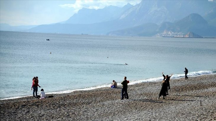 Antalya'da tatilciler güneşli havanın keyfini denizde çıkardı