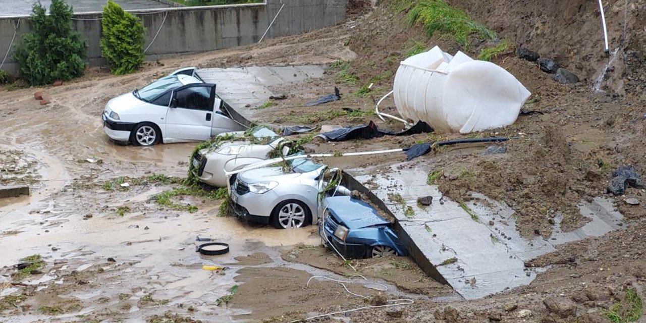 Sel suları duvarı devirdi, 5 otomobil hurdaya döndü!