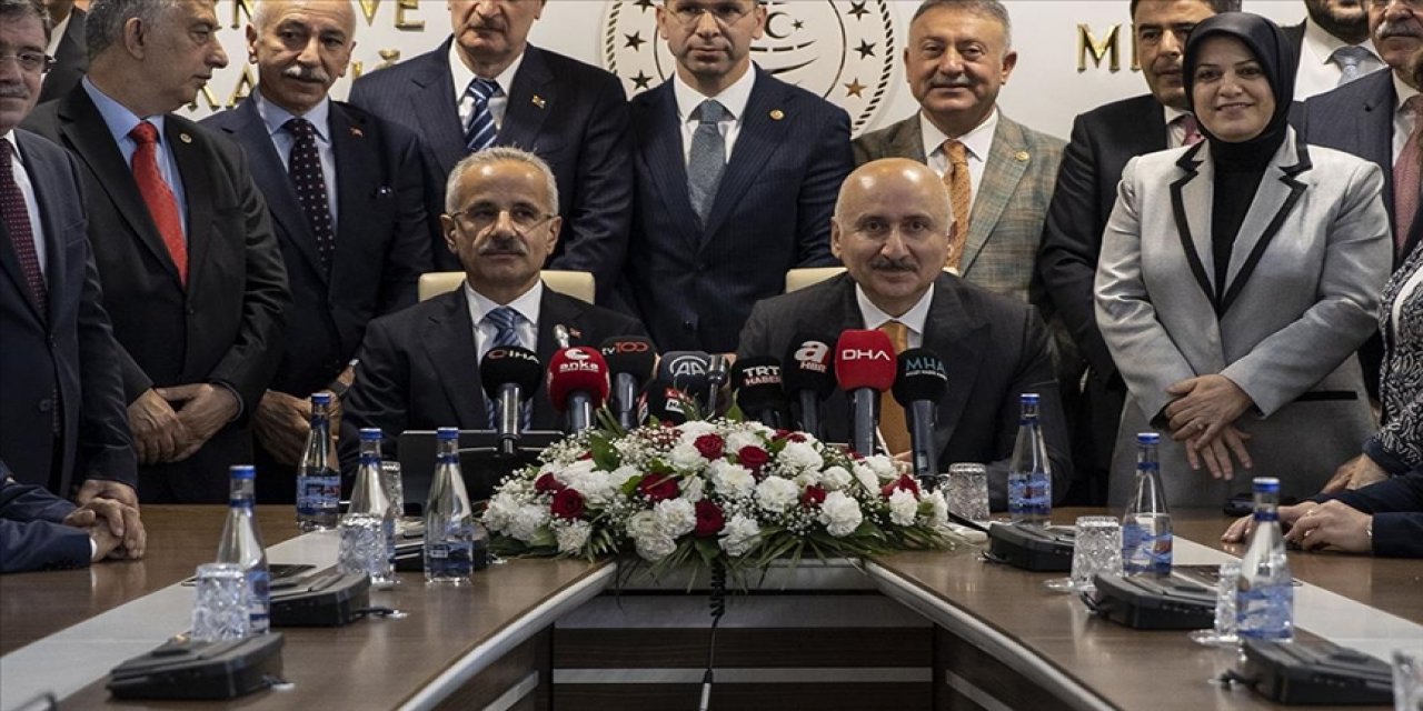 Ulaştırma ve Altyapı Bakanı Uraloğlu görevini teslim aldı