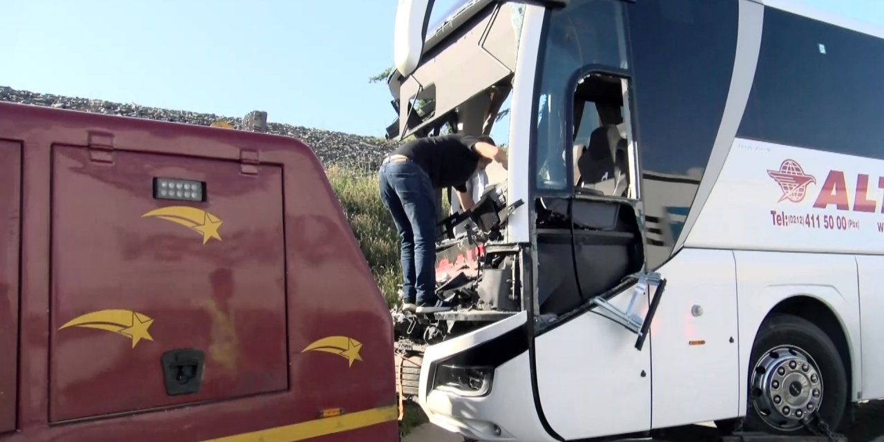 THY personelini taşıyan otomobil kamyona çarptı: Çok sayıda yaralı var