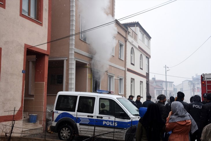 Ateşe verdiği evde kendisini odaya kilitledi