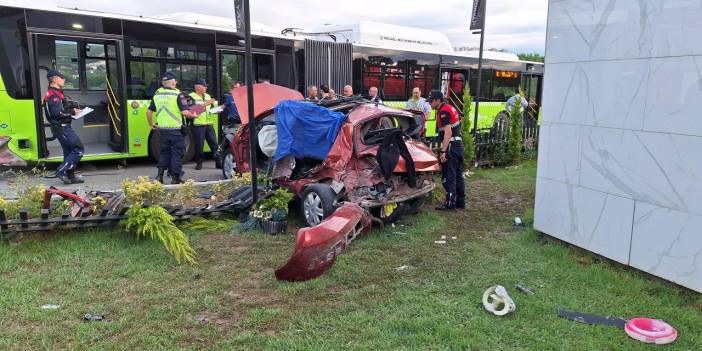 Otomobil otobüse çarptı: 3 ölü, 3 yaralı