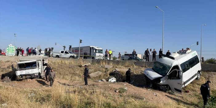 Aksaray’da işçi servisi ile kamyonet çarpıştı: 2 ölü, 19 yaralı