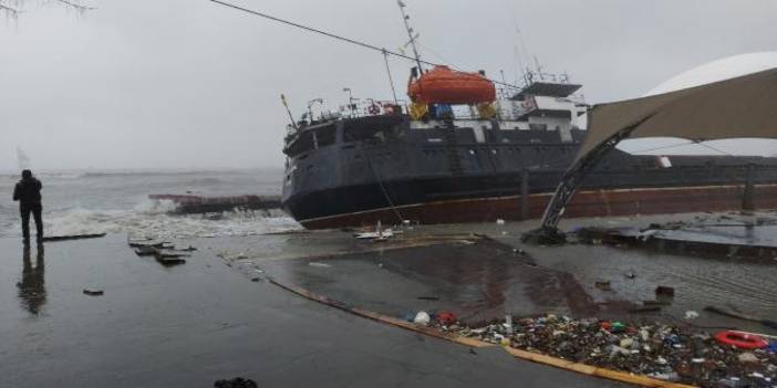 Fırtınaya dayanamayan gemi battı, 12 Türk mürettebatla irtibat koptu