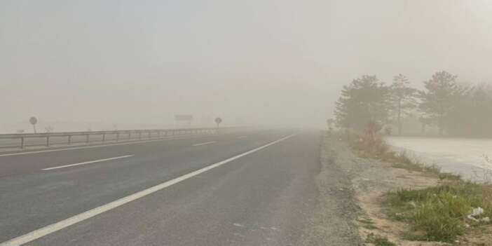 Konya'da kum fırtınası nedeniyle Ankara yolu bir süre kapandı