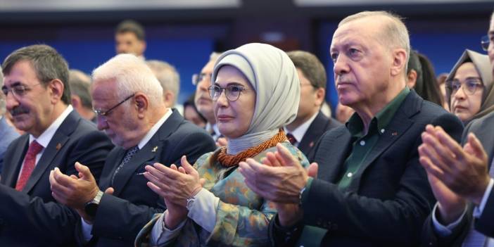 Emine Erdoğan, Cumhurbaşkanı Erdoğan’a sarılıp gözyaşlarına boğuldu