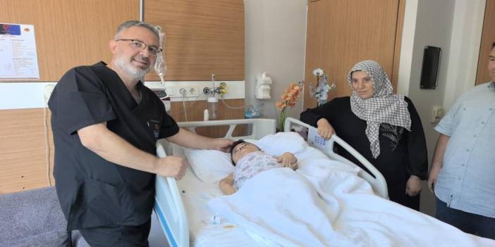 24 kilo olan kadın yapılan ameliyatta 21 kiloya düştü