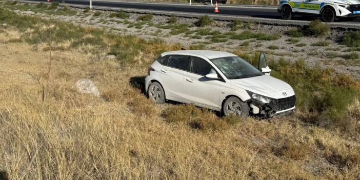 Konya’da yoldan çıkan otomobil takla attı