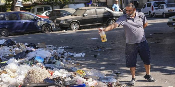 İzmir'de toplanmayan çöplere esnaf mazotla önlem aldı