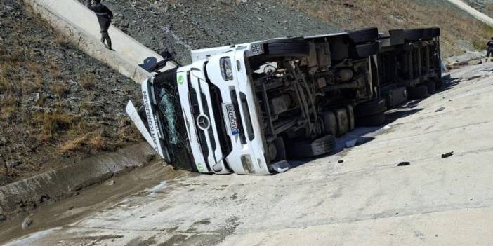 Konya’da TIR devrildi! 147 hayvan telef oldu