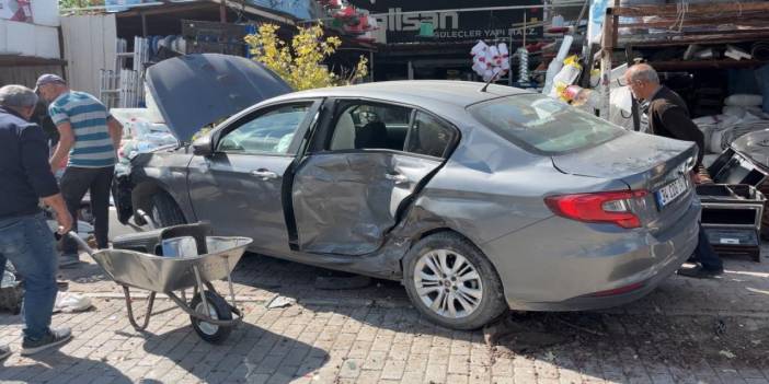 Konya'da otomobil ağaca, park halindeki araca ve yayalara çarptı