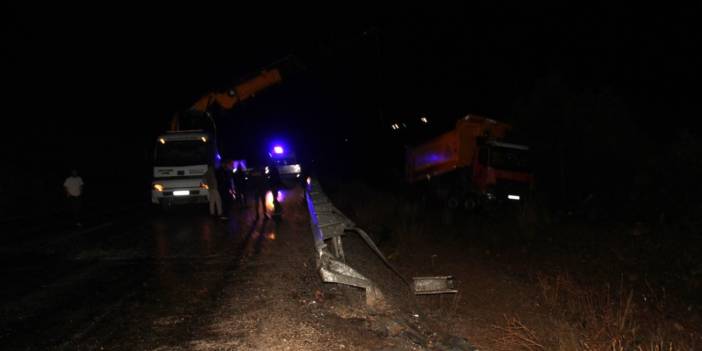 Konya’da bariyere çarpıp devrilen kamyondaki 2 kişi öldü