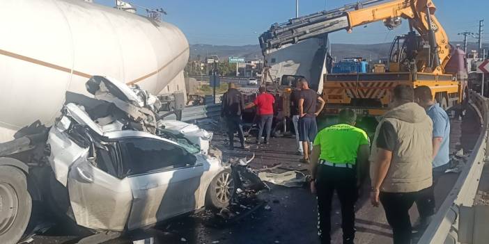 Saniyeler önce çıktığı otomobil iki TIR arasında hurdaya döndü