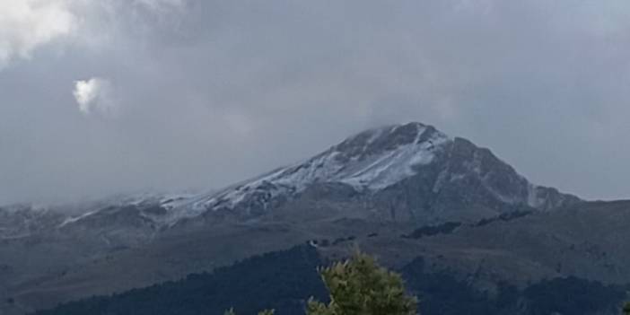 Konya’nın zirvesine mevsimin ilk karı düştü