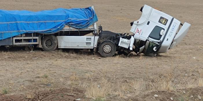 Konya yolunda hurdaya dönen TIR'dan burnu bile kanamadan çıktı
