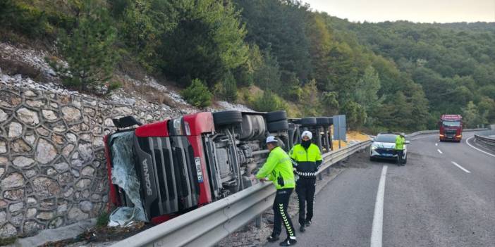 Konya plakalı TIR devrildi! 2 kişi ağır yaralı var